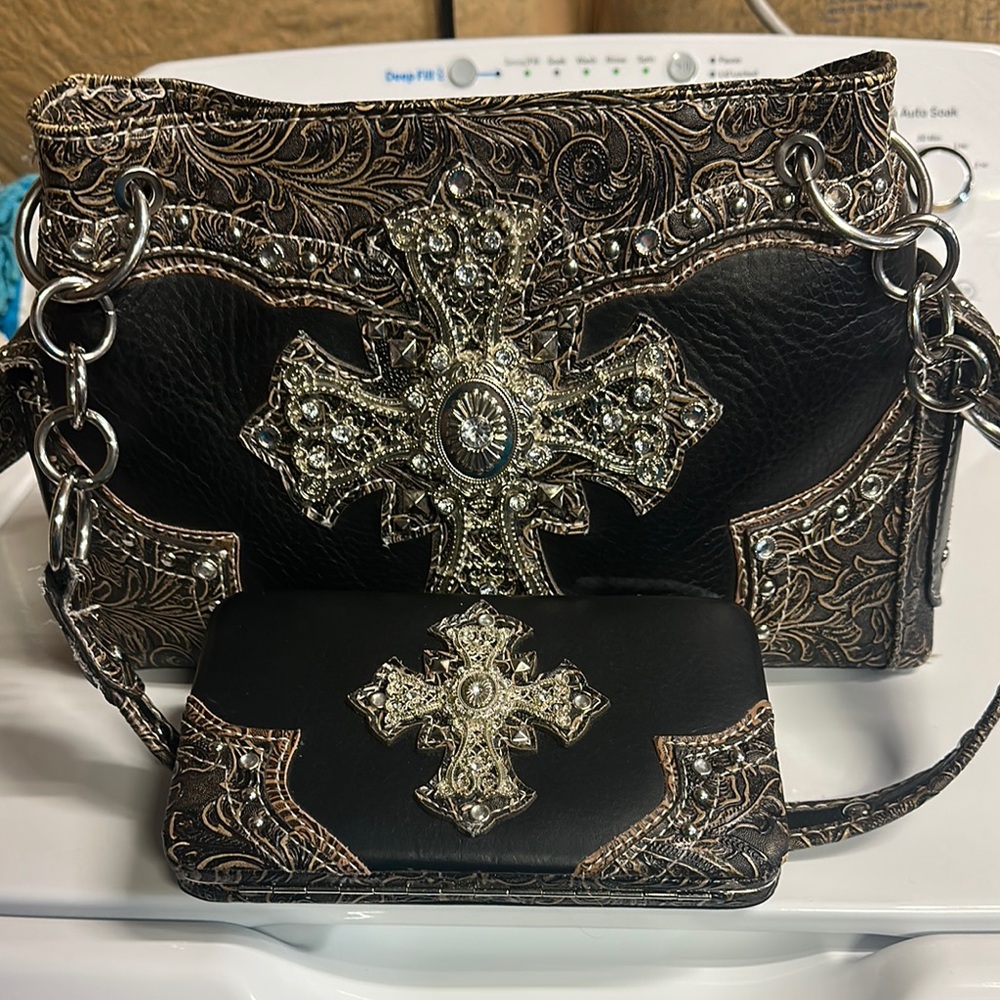 Elegant Black and Brown Shoulder Bag with Sleek Design